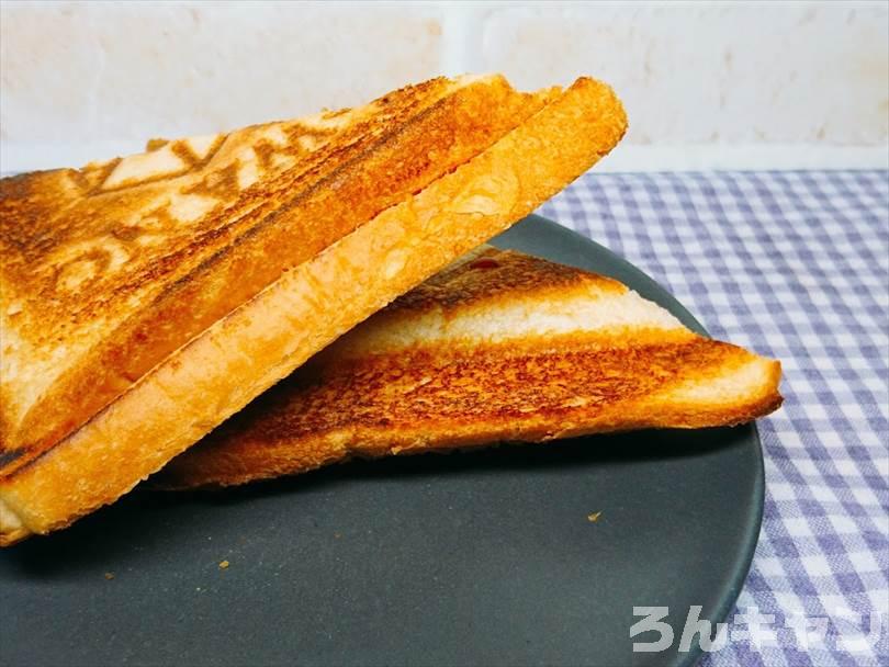 ホットサンドメーカーで焼いた後のミートボール&チーズのホットサンドを半分に切った状態