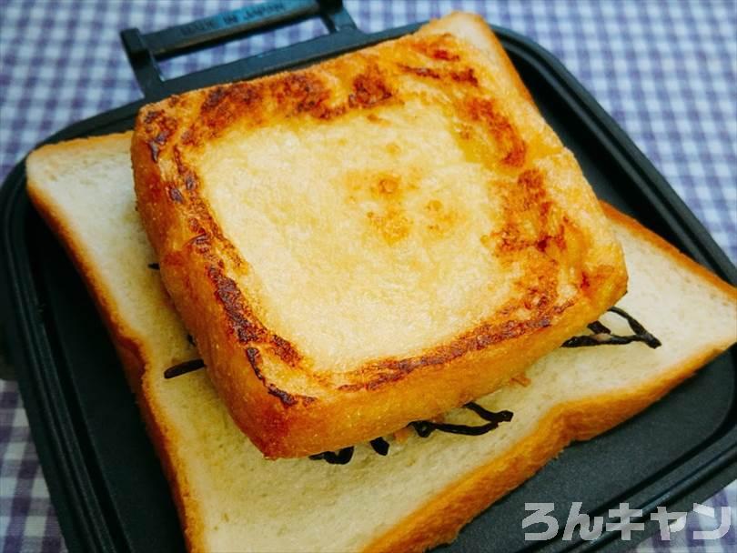 ホットサンドメーカーで焼く前の塩こんぶとツナの和風ホットサンド