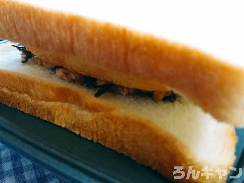 ホットサンドメーカーで焼く前の塩こんぶとツナの和風ホットサンド