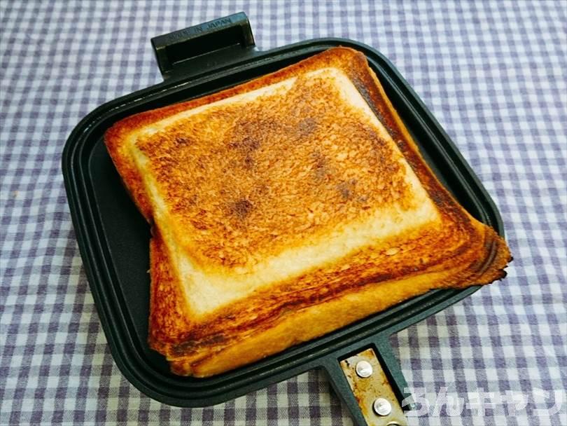 ホットサンドメーカーで焼いた後の塩こんぶとツナの和風ホットサンド