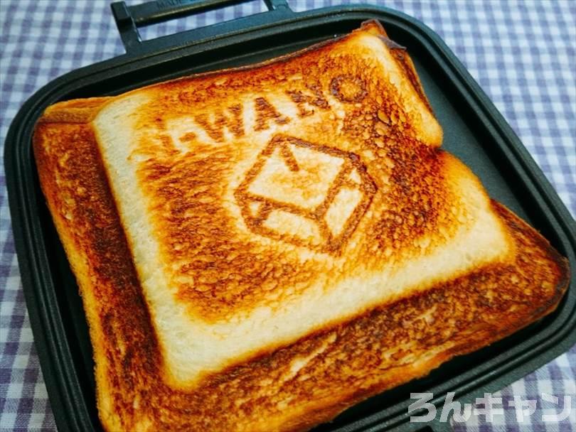 ホットサンドメーカーで焼いた後の塩こんぶとツナの和風ホットサンド