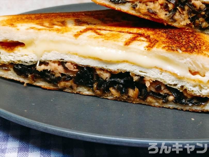 ホットサンドメーカーで焼いた後の塩こんぶとツナの和風ホットサンドを半分に切った状態