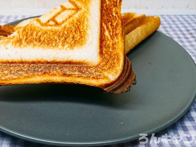 ホットサンドメーカーで焼いた後の塩こんぶとツナの和風ホットサンドを半分に切った状態