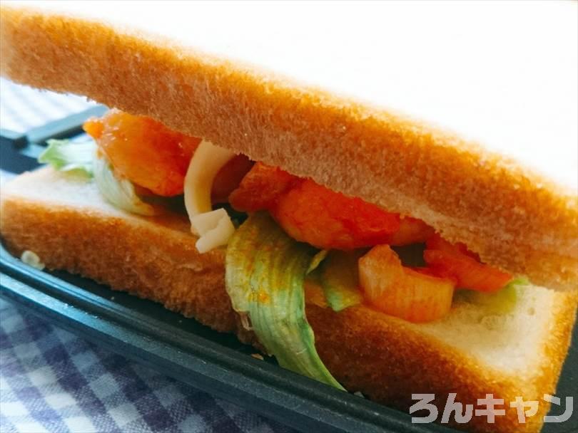 ホットサンドメーカーで焼く前のエビチリ&チーズのホットサンド