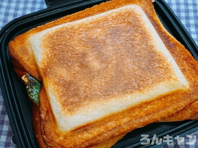 ホットサンドメーカーで焼いた後のエビチリ&チーズのホットサンド