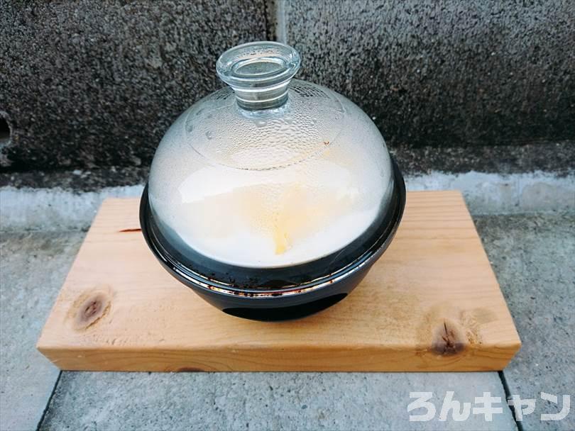 燻製器でチーズ鱈をスモークしている様子