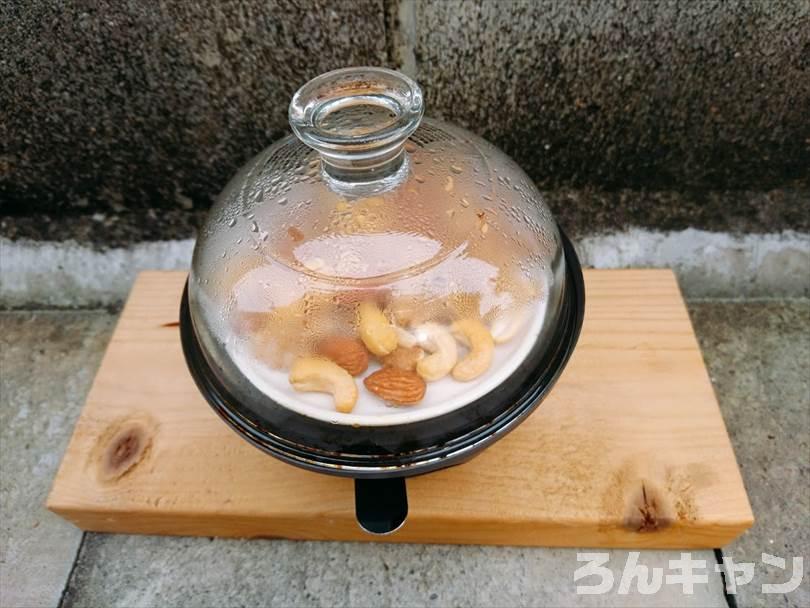 燻製器でミックスナッツをスモークしている様子