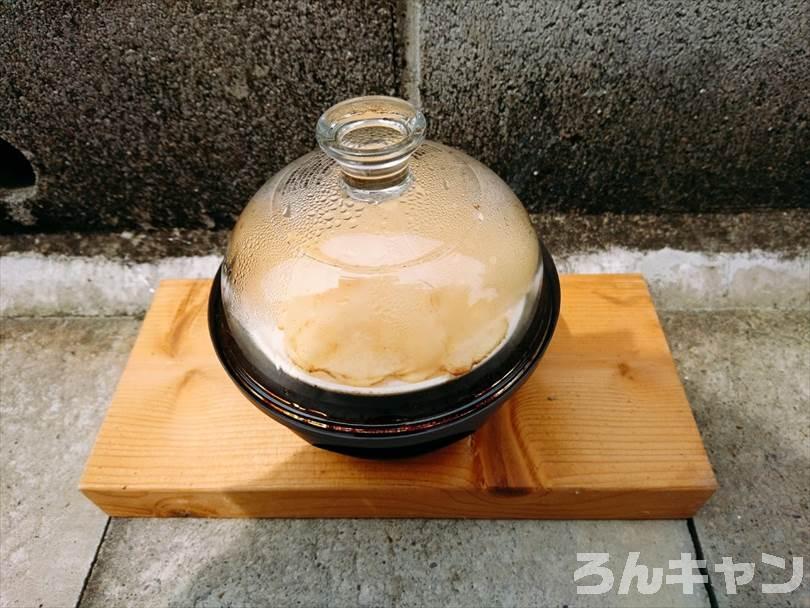 燻製器でポテトチップスをスモークしている様子