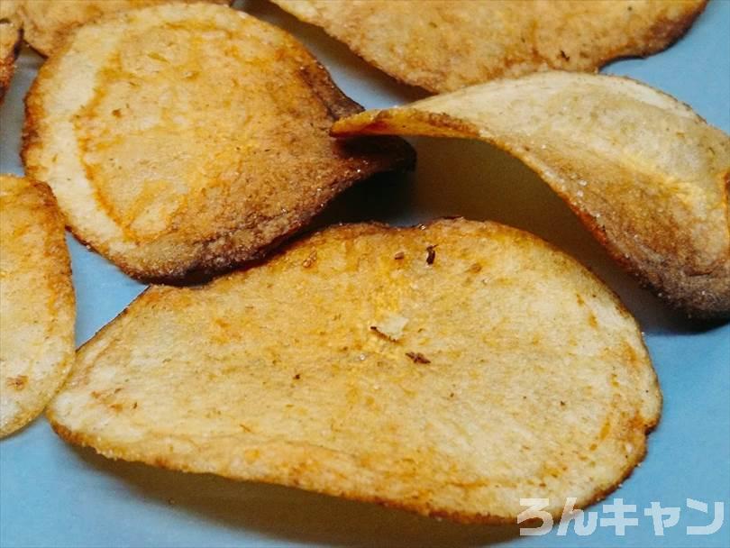 燻製器でスモークしたポテトチップスをお皿に盛り付けた