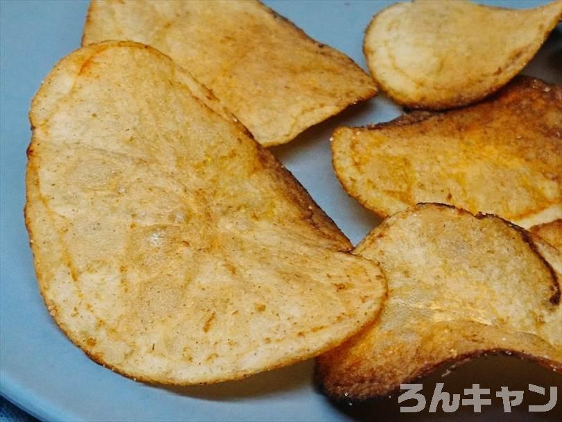 燻製器でスモークしたポテトチップスをお皿に盛り付けた