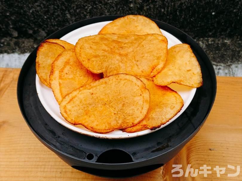 燻製器でスモークした後のポテトチップス