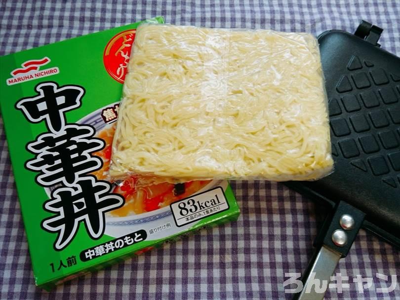 ホットサンドメーカーが、焼きそばの麺、レトルトの中華丼の素