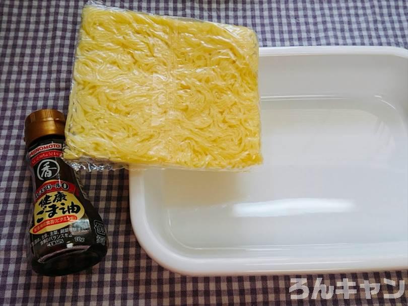 焼きそばの麺、バット、ごま油