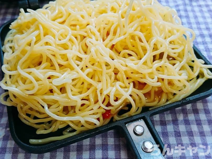 焼きそばの麺をのせて完成