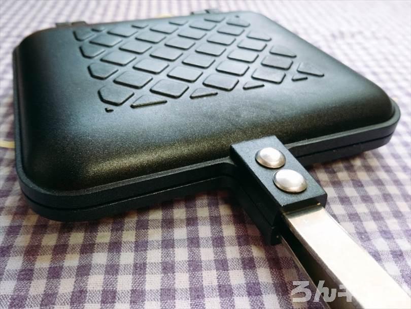 ホットサンドメーカーの上下を閉めて準備完了