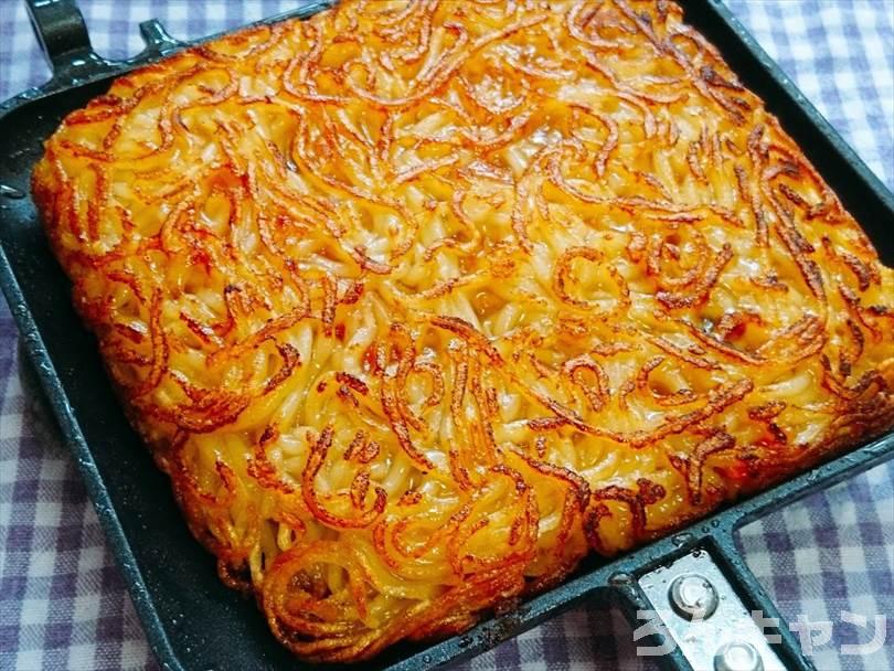 ホットサンドメーカーで焼いたあんかけ焼きそば（両面焼き）