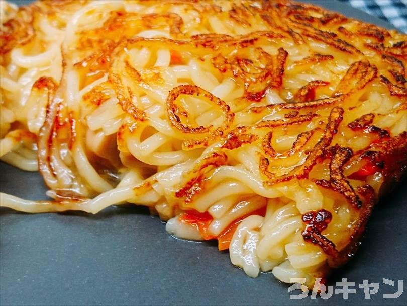 ビールのおつまみにピッタリなホットサンドメーカーで焼いたあんかけ焼きそば（両面焼き）（パン以外も焼ける人気レシピ）