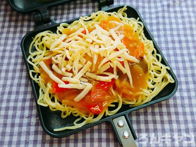 隠し味にとろけるチーズをトッピングする
