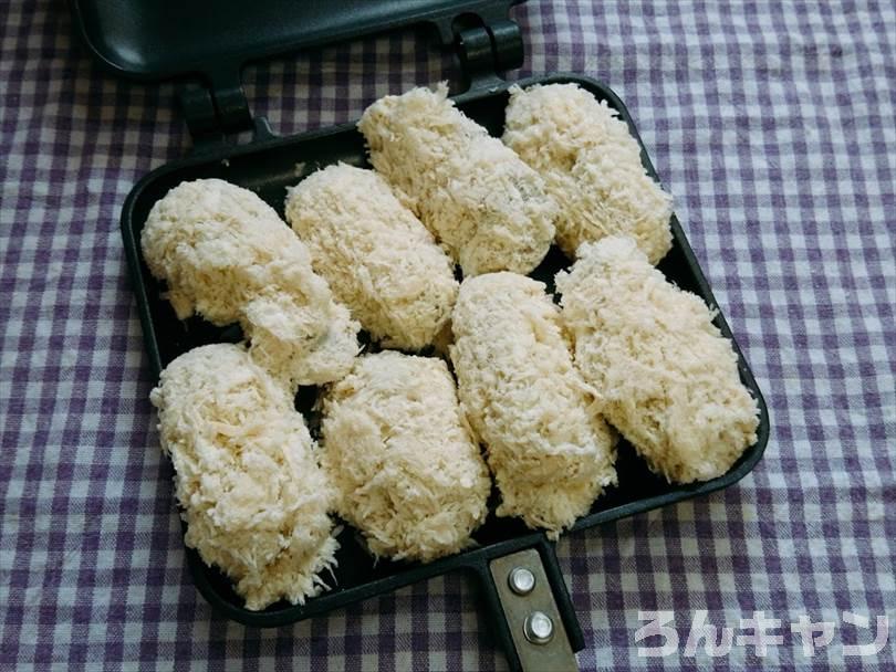 ホットサンドメーカーで焼く前のカキフライ