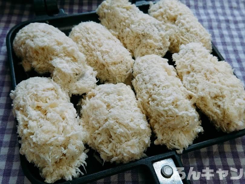 ホットサンドメーカーで焼く前の冷凍カキフライ