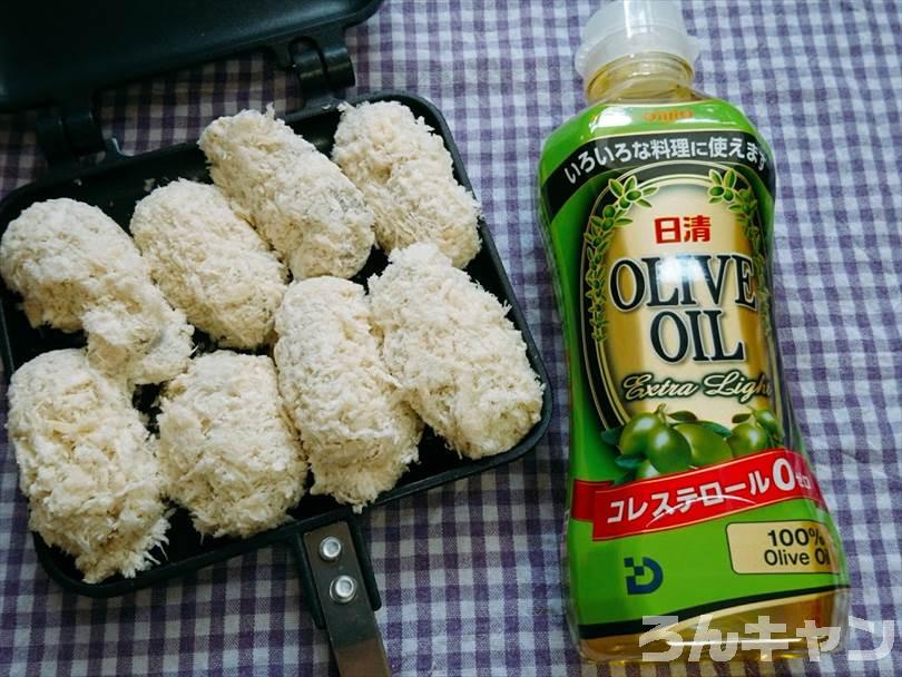 ホットサンドメーカーで焼く前の冷凍カキフライ