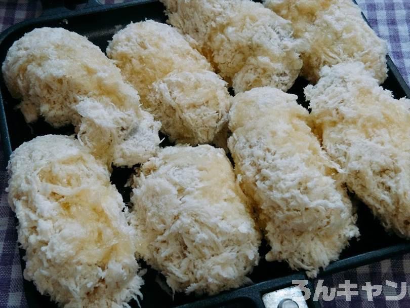 ホットサンドメーカーで焼く前の冷凍カキフライ