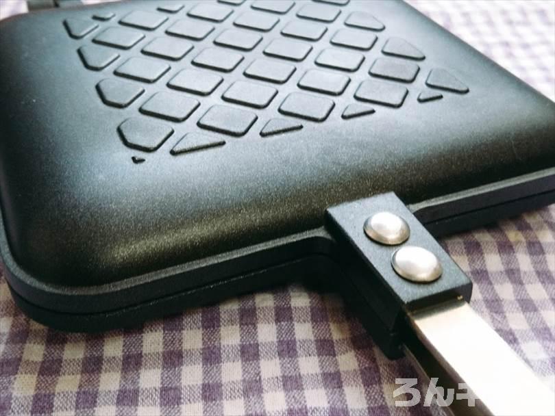 ホットサンドメーカーで焼く前の冷凍カキフライ