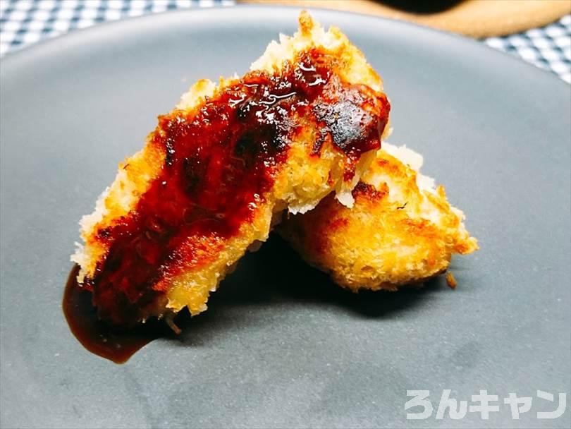 中濃ソースをかけた焼きカキフライ