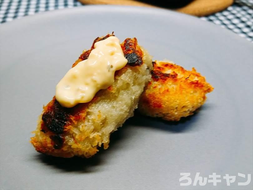 タルタルソースをかけた焼きカキフライ