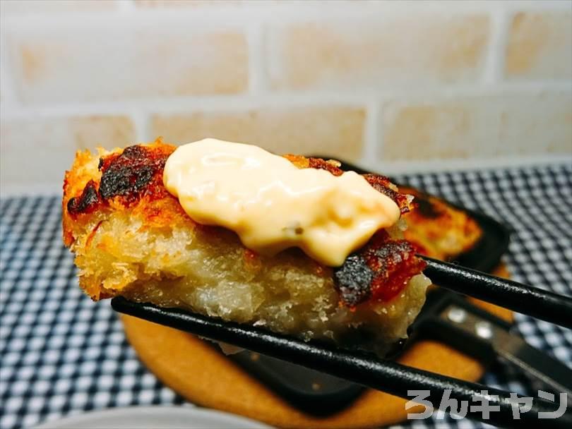 タルタルソースをかけた焼きカキフライ