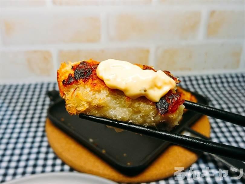 タルタルソースをかけた焼きカキフライ