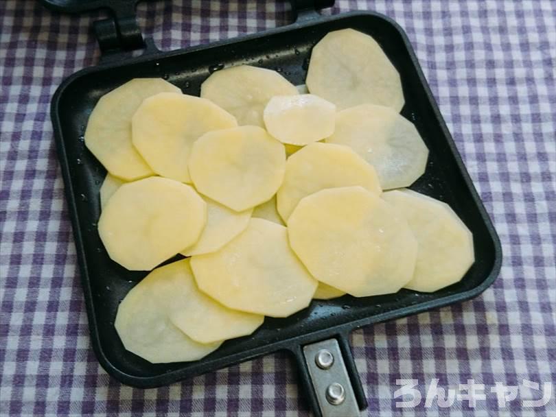 ホットサンドメーカーに薄くスライスしたじゃがいもを並べた状態