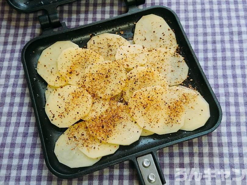 ホットサンドメーカーに薄くスライスしたじゃがいもにマキシマムをかける
