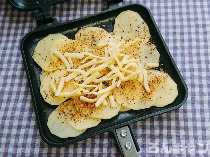 ホットサンドメーカーに薄くスライスしたじゃがいもにマキシマムをとろけるチーズをトッピング
