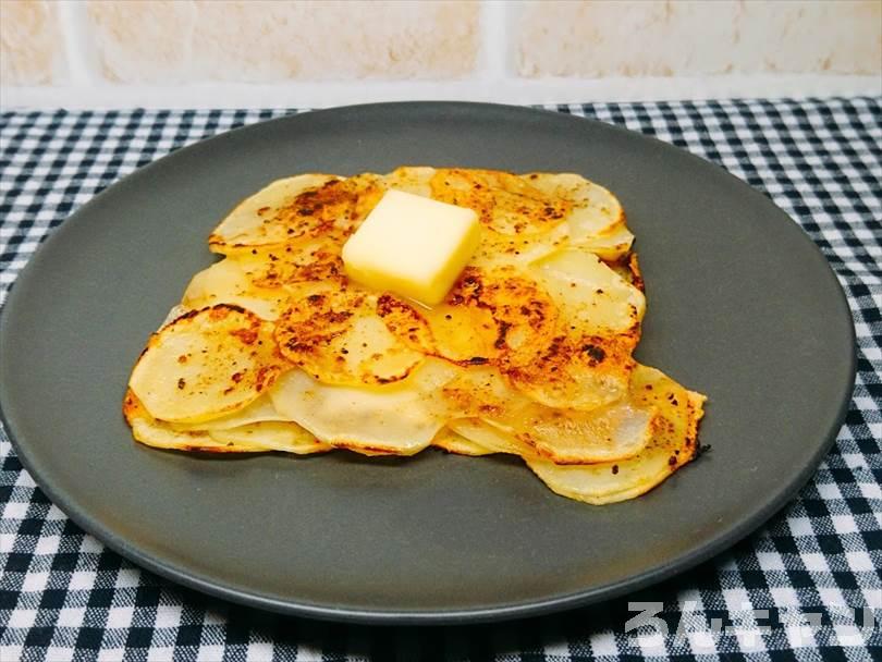 ホットサンドメーカーで焼いたじゃがバターにバターをのせる