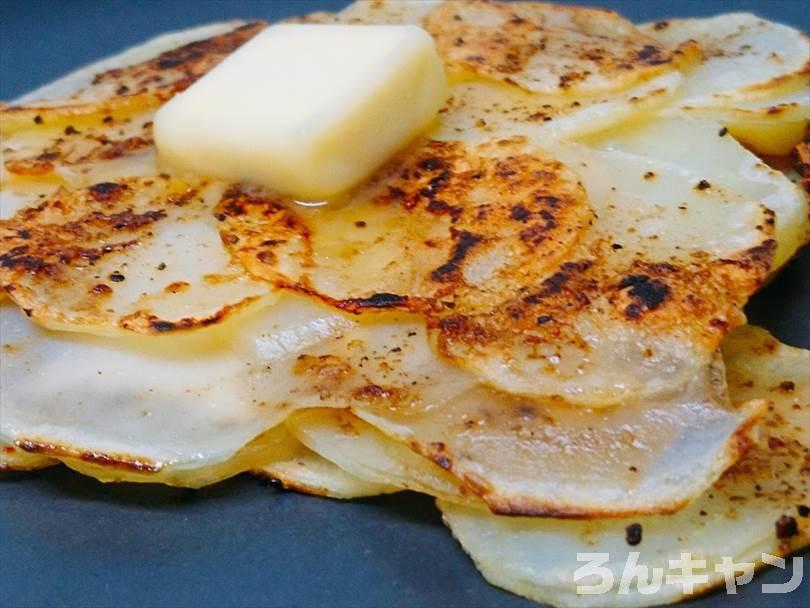 ホットサンドメーカーで焼いたじゃがバターにバターをのせる