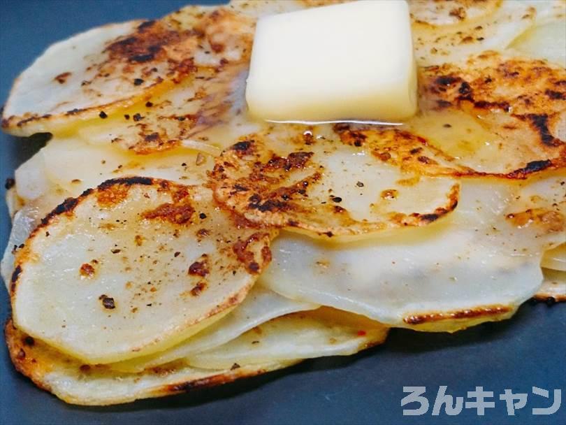 ホットサンドメーカーで焼いたじゃがバターにバターをのせる