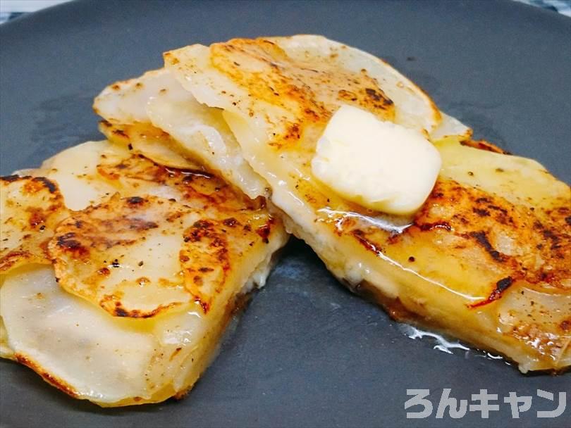 ホットサンドメーカーで焼いたじゃがバターを半分に切った状態