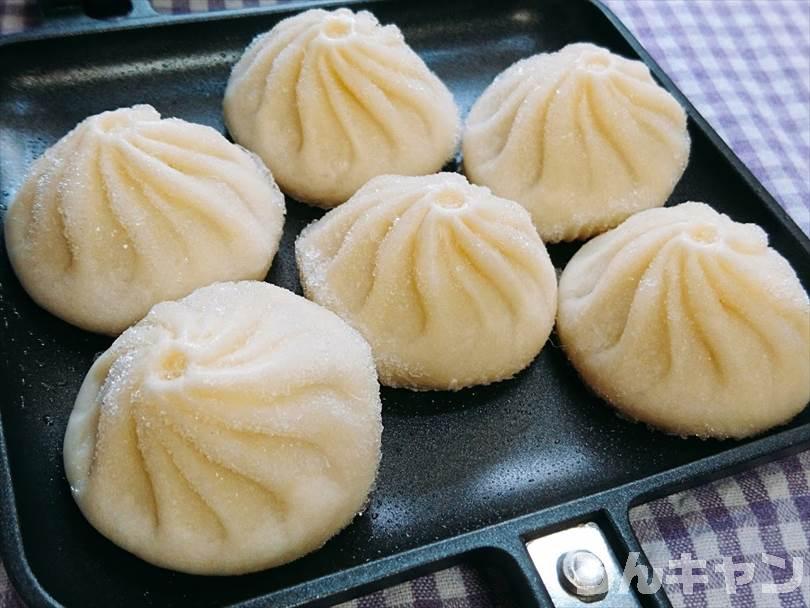 ホットサンドメーカーで焼く前の冷凍の小籠包