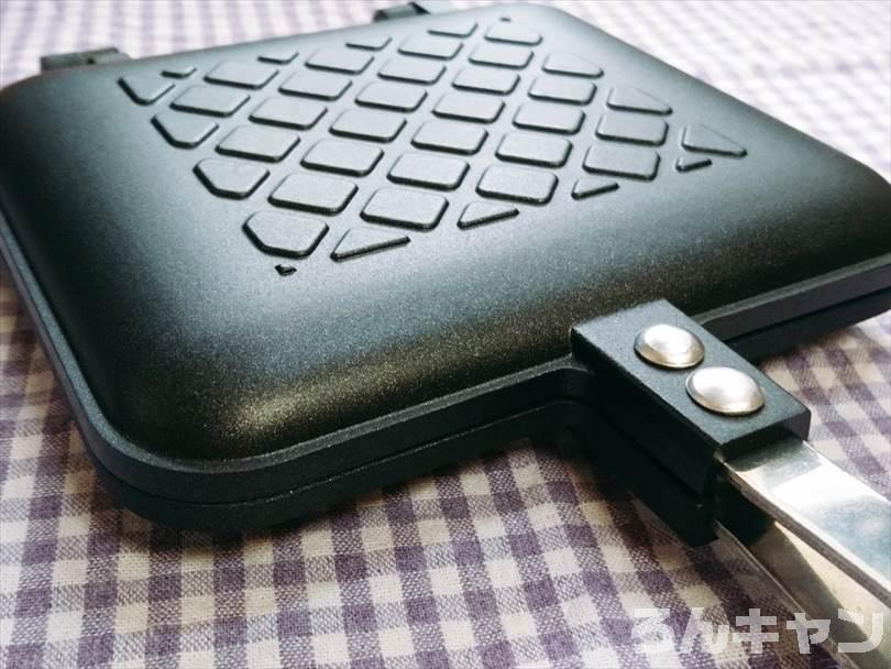 ホットサンドメーカーで焼く前の冷凍の小籠包