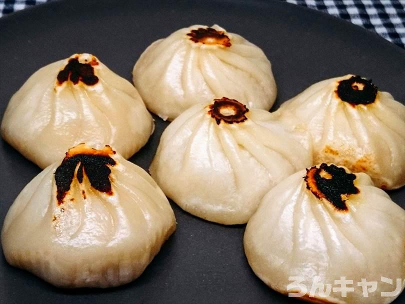 ホットサンドメーカーで焼いた小籠包をお皿に盛り付けた状態