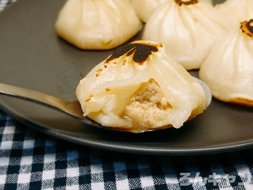 ホットサンドメーカーで焼いた小籠包の中のジューシーなスープ