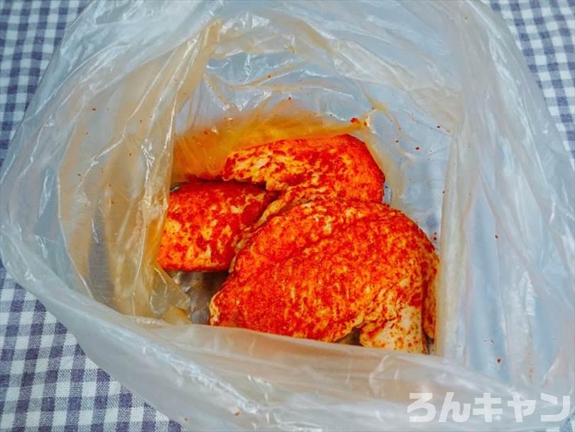 手羽先をタンドリーチキンシーズニングで揉み込む