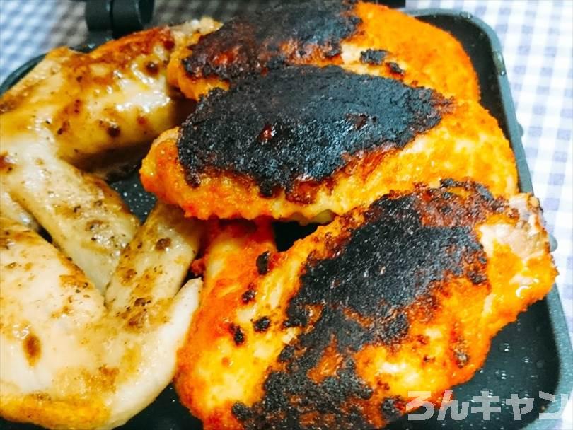 ホットサンドメーカーで焼いた後のタンドリーチキンとマキシマムチキン
