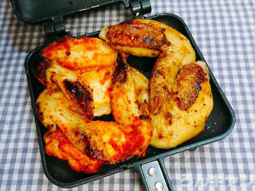 ホットサンドメーカーで焼いた後のタンドリーチキンとマキシマムチキン