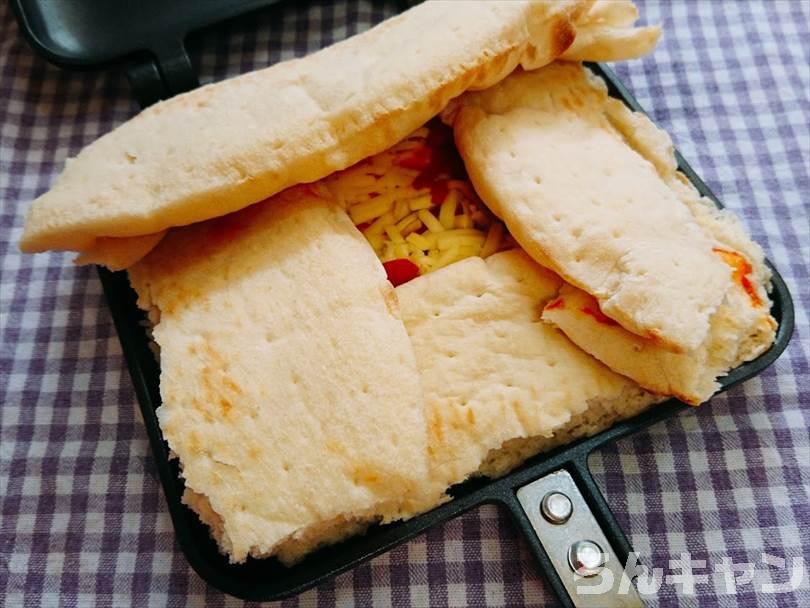 ホットサンドメーカーで焼く前の丸いチルドピザを四角く折りたたんだ様子（パン以外も焼ける人気レシピ）