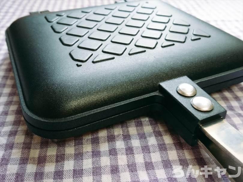 ホットサンドメーカーで焼く前の折りたたんだチルドピザ