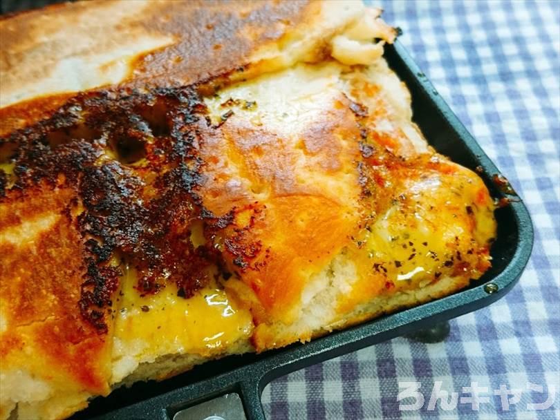ホットサンドメーカーで焼いた後の折りたたみチルドピザのチーズがこんがり焦げている部分