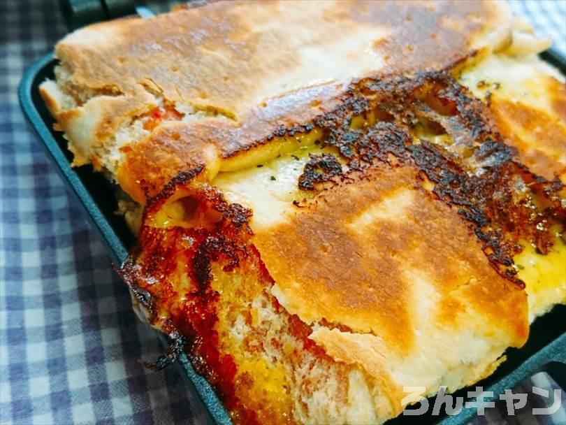 ホットサンドメーカーで焼いた後の折りたたみチルドピザの外側の生地がこんがり焼けている様子