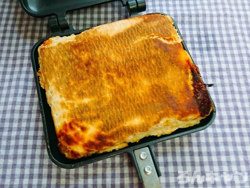 ホットサンドメーカーで焼いた後の折りたたみチルドピザの底側の焼き上がり